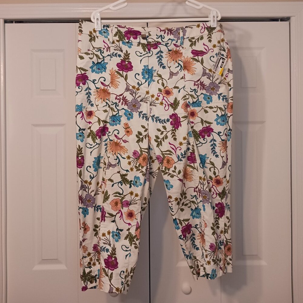 #269 3/$18 - Chicos White/Pink Capris Size 3